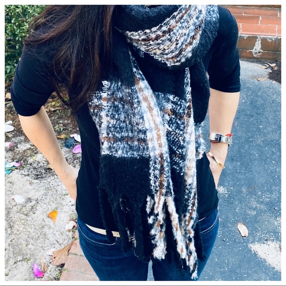 ShopEvelynne Accessories - Gorgeous soft oversized shawl/scarf fringed